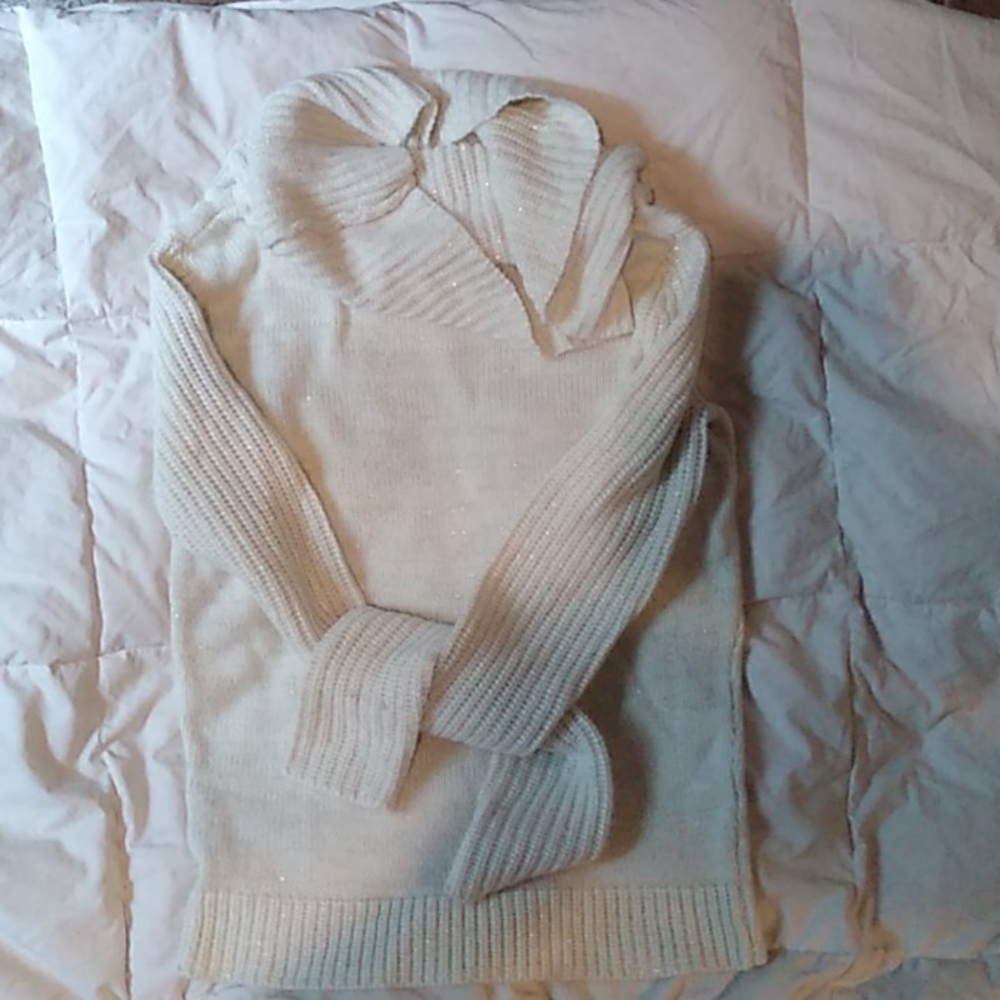 Knitted, white and gold, turtle neck